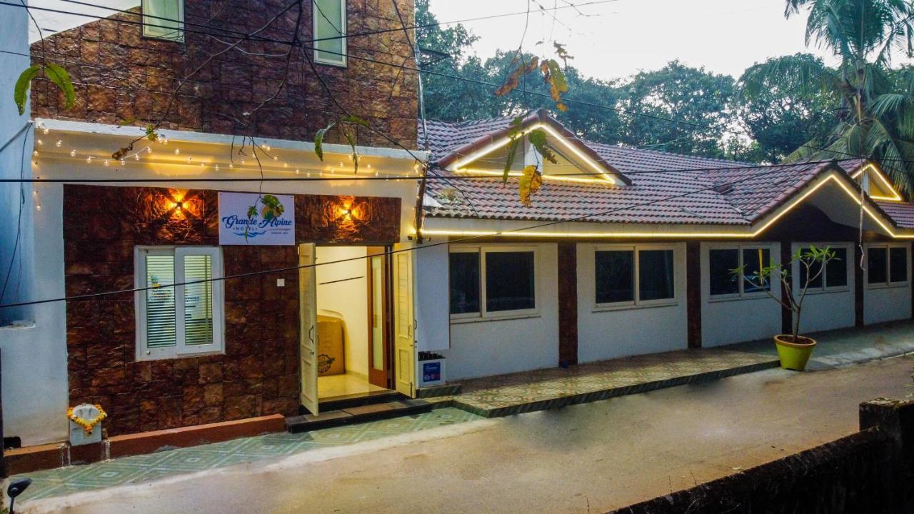 Grande Alpine Hotel Vagator Exterior photo